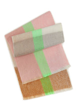 Flauschiger Schal aus recyceltem Polyester mit Karo-Muster