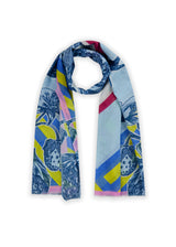 Leichter Schal aus Organic Cotton mit plaktativem Erdbeer-Muster