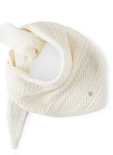 Gestricktes Dreieckstuch im Zopfmuster aus Wollmix