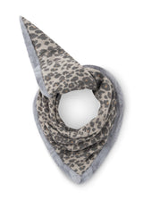 kaschmirweiches Dreieckstuch mit Teddyfellrückseite mit Leo-Muster