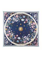 Großes Seidentuch mit Blumen- und Universum-Motiven